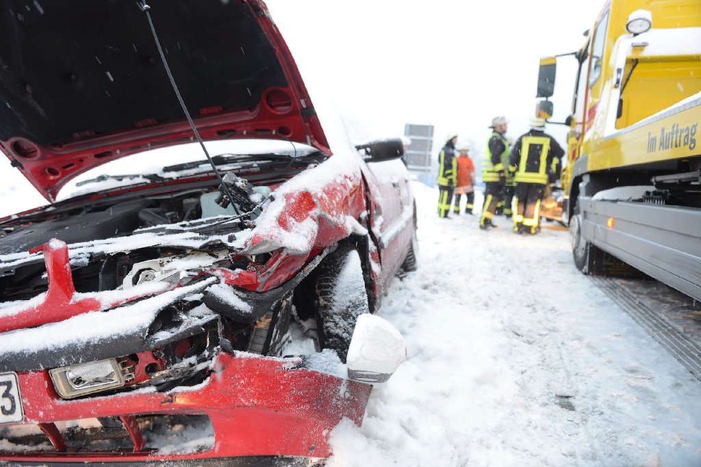 Auf der schneebedeckten L 1214 bei Weilheim sind am Donnerstagmorgen gleich zwei Unfälle an der gleichen Stelle passiert.