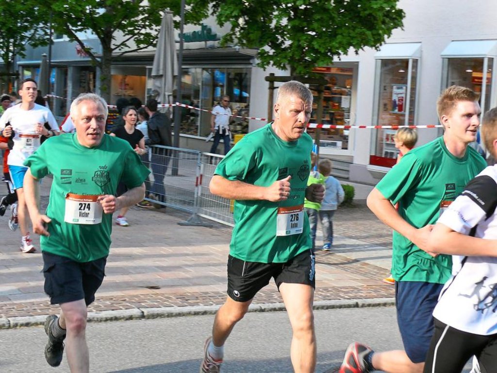 Die Läufer in Grün absolvieren die Strecke gemeinsam.