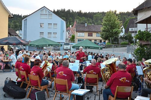 Der Musikverein unterhält das Publikum mit schönen Melodien. Foto: Wagner Foto: Schwarzwälder Bote