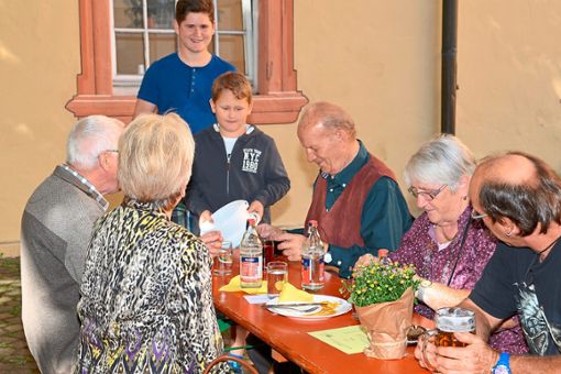 Das Imkerfest im Klosterhof zieht Gäste aller Altersgruppen  an.  Foto: Wagner Foto: Schwarzwälder Bote