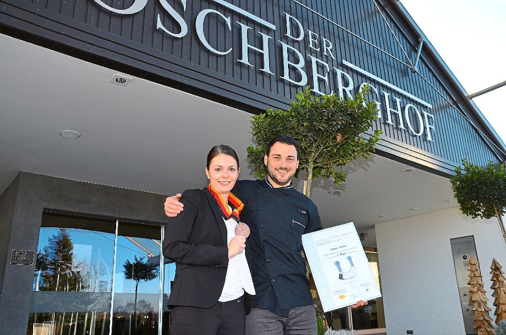 Hotelfachfrau Sabrina Hermann und Koch Tobias Ernst haben am Öschberghof ihre Ausbildung gemacht und sorgen jetzt auf Bundesebene für Schlagzeilen. Foto: Müller