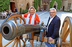 Burgmanagerin Anja Hoppe und Uwe Schramm, Vorsitzender des Freundeskreises Burg Hohenzollern freuen sich über die neue Lafette für die Kanone im Burghof. Foto: Kauffmann