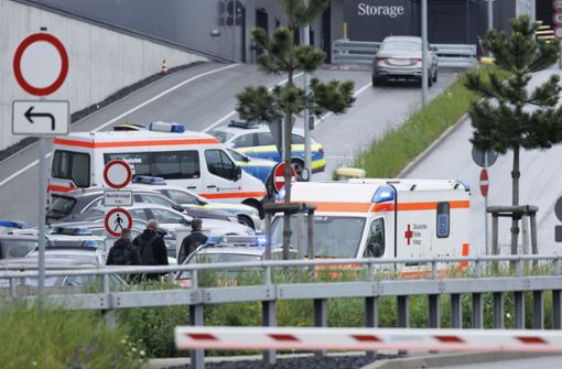 Blick ins Mercedes-Werk nach dem Vorfall – die Stadt steht unter Schock. Foto: dpa/Julian Rettig