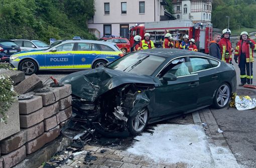 Ein Auto ist am frühen Mittwochmorgen in Hornberg gegen eine Mauer geprallt. Foto: Feuerwehr Hornberg