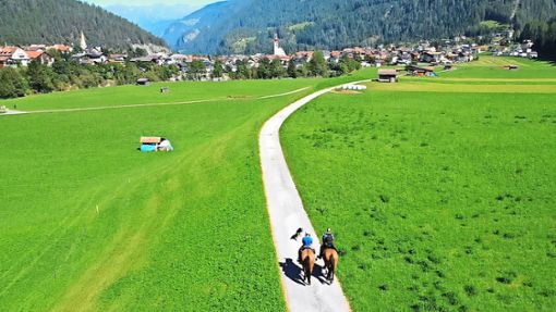 Auf der Königstour waren die Wanderreiter Yvonne und Dirk Reitz mit ihren französischen Henson-Pferden unterwegs. Sie überquerten die Alpen auf sieben Etappen. Sie bewältigten Wege-Hindernisse, hatten aber insgesamt Glück mit sonnigem und warmen Wetter. Belohnt wurden sie mit herrlichen Ausblicken. Foto: Reitz