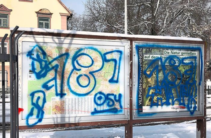 Graffiti gesprüht: Vandalen verschandeln Schwenninger Busbahnhof und Parkhauswand