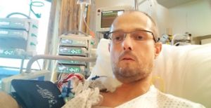 Am 16. November 2015 erhielt der Meßstetter Michael Brachmann eine Spenderlunge. Das Foto hat er – einige Stunden, nachdem er aus der Narkose aufgewacht war – in seinem Krankenbett aufgenommen.  Foto: Brachmann