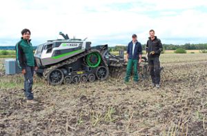 Philipp Kamps (von links) von dem  Unternehmen AgXeed stellt die neueste Entwicklung in der Landwirtschaft vor, den AgBot. Gezeigt wird er auf einem Feld von Markus Hirt, mit dabei ist auch der Servicetechniker Frank Steffens von Huizing Harvest. Foto: Strohmeier