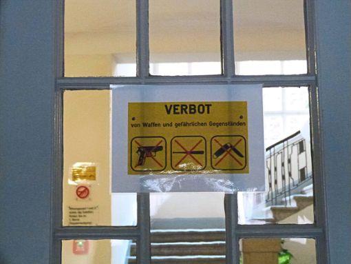 Keine Waffen erlaubt: Dieses Schild hängt im Amtsgericht Oberndorf. Foto: Danner