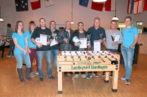 Das Vorstandsteam der Landjugend überreicht den Siegern des Tischkicker-Turniers in Hondingen Pokale und Sachpreise.  Foto: Bäurer Foto: Schwarzwälder-Bote