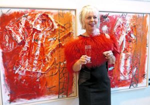 Carmen Ruppert vor ihren großformatigen Bildern Hemd und Hose Foto: Stadler Foto: Schwarzwälder Bote
