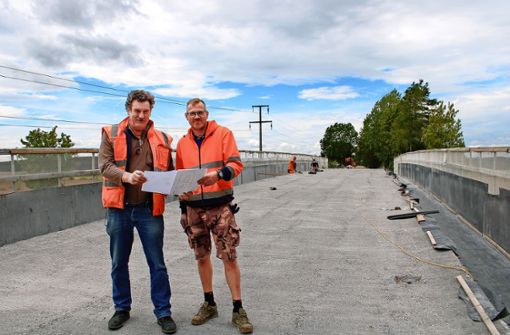 Baustellenbesprechung mit Volker Hirt vom Regierungspräsidium (links) und Steffen Hepfer von der Firma Storz Verkehrswegebau. Foto: Wilfried Strohmeier