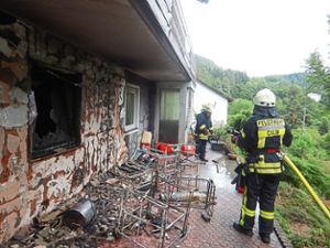 Bei einem Brand in Hirsau konnte  das Übergreifen der Flammen aufs Wohnhaus noch rechtzeitig verhindert werden. Foto: Weißenmayer