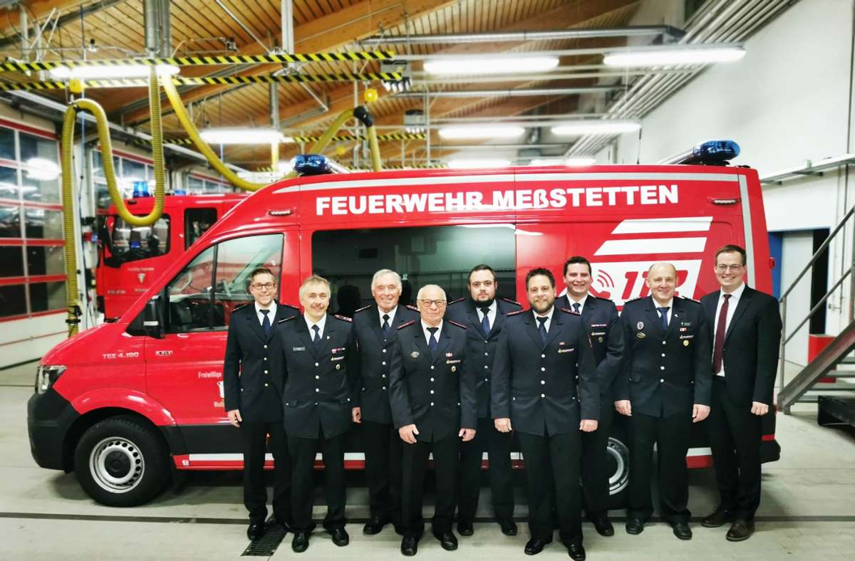 Holger Hermann hat die Feuerwehrabteilung Meßstetten  in die Hände von Fabian Vögtle gelegt. Bürgermeister Frank Schroft und Stadtbrandmeister Ralf Smolle (von rechts) gratulierten dem neuen Chef zu seiner Wahl. Foto: Roth