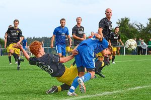 Kampf um jeden Ball ist auch diesmal beim Derby zwischen den Teams aus Neubulach und Breitenberg angesagt.  Foto: Wasserbauer Foto: Schwarzwälder-Bote