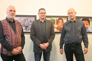 Fotograf  Reinhard Heißwolf  mit  Kreisvolkshochschuldirektor Sascha Falk und Pianist Tim Kandel (von links) bei der Ausstellungseröffnung im Kreishaus.  Fotos: Keck Foto: Schwarzwälder Bote