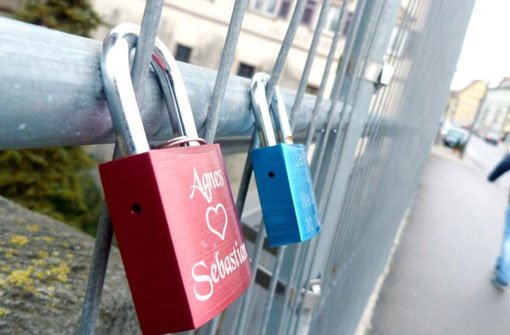 Auf der Hochbrücke hängen schon einige Liebesschlösser – allerdings nicht ganz so viele wie zum Beispiel in Köln. Foto: Otto