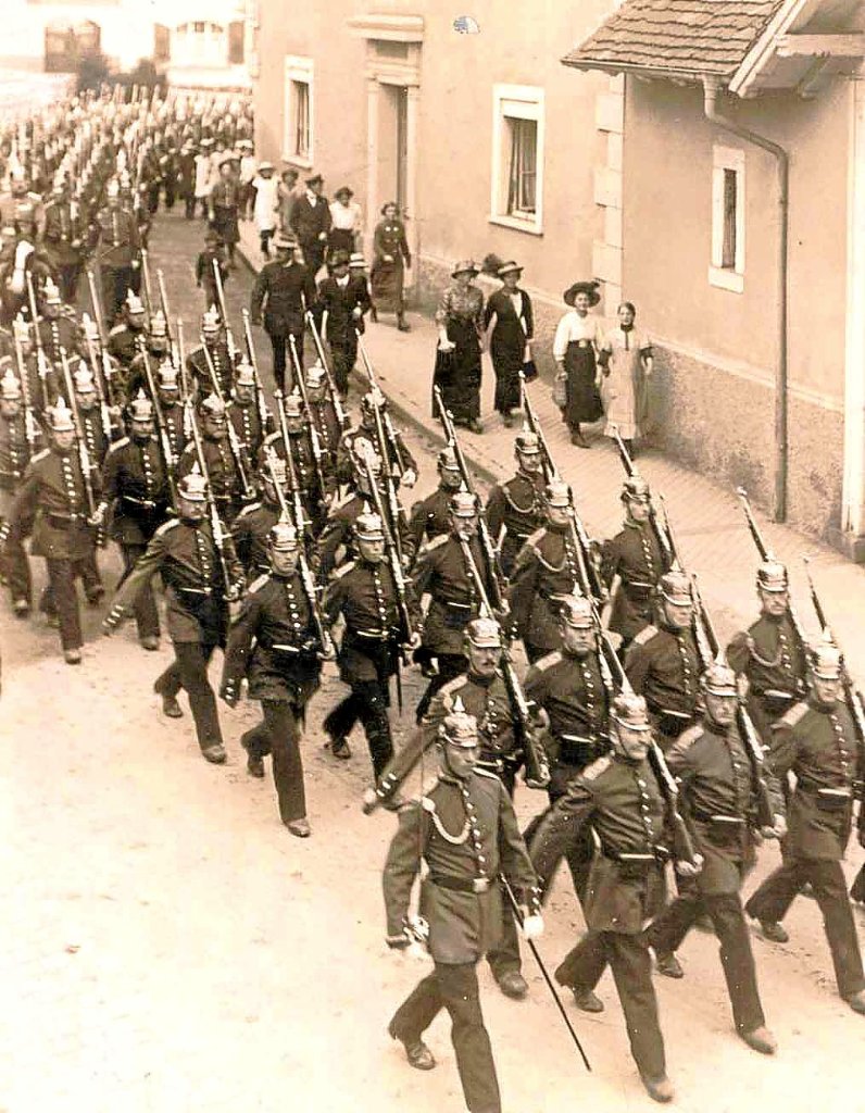 Nach einem Marsch am 4. Oktober durch Donaueschingen bezogen die Soldaten 1913 die Baracken.