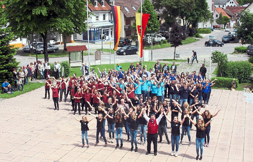 Die Jugendkapellen des Landkreises in präzisem Einklang: Der YMCA-Flashmob auf dem Marktplatz war ein besonderer Höhepunkt   der Jugendmusiktage in Nusplingen, zumal urplötzlich die Sonne schien. Fotos: Weiger