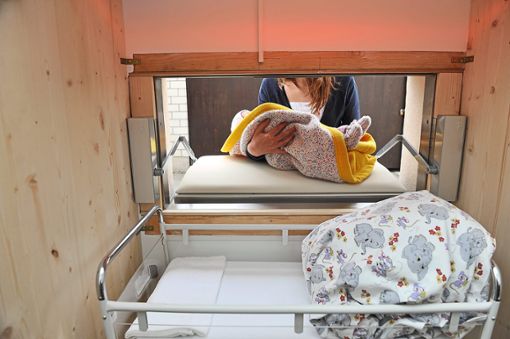 Wenn ein Baby durch die Klappe anonym in diesem Bettchen abgelegt wird, bekommen die zuständigen Mitarbeiter im Franziskusheim sofort ein Signal und kümmern sich um das Kind.  Foto: ProKids-Stiftung