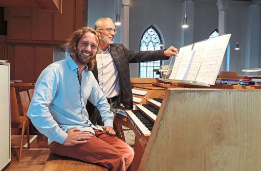 Kantor Jochen Kiene (links) und Pfarrer Roland Scharfenberg freuen sich über die überholte Orgel. Foto: Paskal
