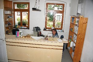 Leonie Schmid im fast fertig renovierten Kartenbüro des Theaters Lindenhof in Melchingen. Sie wird künftig auch gemeindliche Aufgaben übernehmen. Foto: Rapthel-Kieser