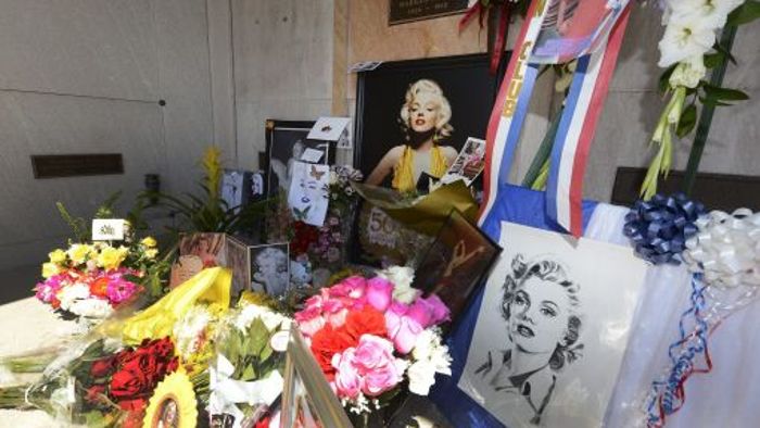 Hunderte besuchen Marilyn Monroes Grab