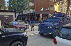 Kosovo-Polizisten durchsuchen ein Restaurant und ein Gebäude im nördlichen Teil der Stadt Mitrovica. Im Norden der geteilten Stadt Mitrovica leben hauptsächlich ethnische Serben. Foto: dpa/Radul Radovanovic