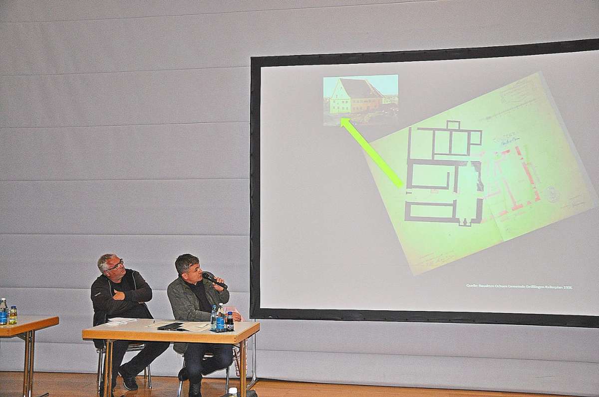Georg Röhrle (links) und Fabio Tedesco erläutern das Vorhaben; hier ein Plan von 1906 aus dem Staatsarchiv.