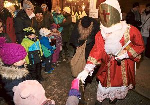 Der Weihnachtsmann überbrachte seine Gaben auch beim Weihnachtsmarkt des OGV in Dettlingen. Foto: Wagner Foto: Schwarzwälder-Bote