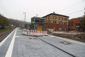 Am Bahnsteig sind die Arbeiten weit fortgeschritten, im Bereich des Vorplatzes wird gearbeitet. Foto: Steinmetz Foto: Schwarzwälder Bote