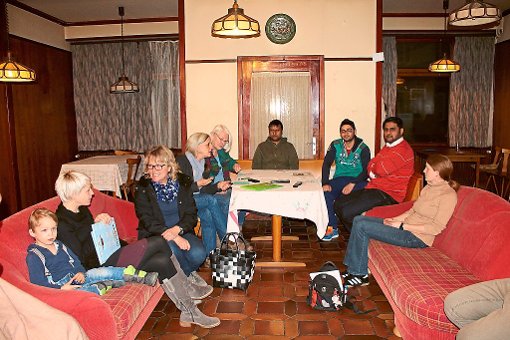 Die Mitglieder der Arbeitsgruppe pro Asyl im Gespräch mit den Bewohnern.  Foto: Rademacher Foto: Schwarzwälder-Bote