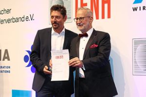 Carolus Bremer (links) von pcc erhält für die neue  Beschichtungstechnologie eine Auszeichnung. Foto: pcc Foto: Schwarzwälder Bote