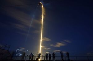 Das „Dragon“-Raumschiff von SpaceX startet zunächst senkrecht, geht dann auf einen Kurs parallel zur Erdoberfläche und  beschleunigt auf rund 27.000 Kilometer pro Stunde. So bleibt es in einer  Umlaufbahn um den Planeten. Foto: dpa/John Raoux