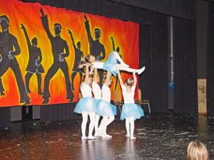 Musik, Tanz und gute Stimmung hat der Rosenfelder Narrenverein bei der Kinderfasnet geboten. Foto: May Foto: Schwarzwälder Bote