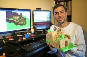 In einem 3D-Programm hat David Tahir einen Bauplan für ein Modell der Burg Hohenzollern aus Noppensteinen erstellt. Die Bauteile für die sieben Kilo schwere Burg druckt er im 3D-Drucker. Foto: Marschal