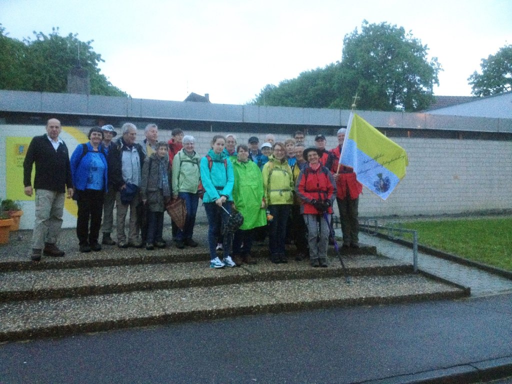 Aus Villingen machten sich 24 Pilger auf den Weg über Weigheim nach Spaichingen.  Foto: Pilger Foto: Schwarzwälder-Bote