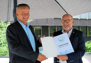 Landrat Frank Scherer (links) erhielt von Verkehrsminister Winfried Hermann eine    symbolische  Förderzusage. Foto: Achnitz