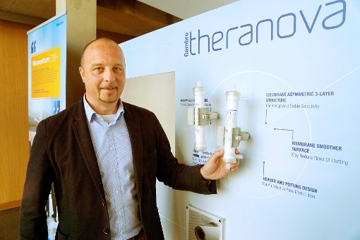 Thomas Ertl präsentiert den Meilenstein für die Dialysebehandlung. Das neue Gerät könnte enorme Verbesserungen für die Patienten bringen.  Foto: Stopper