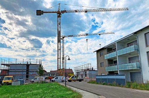 Zwei Gebäudekomplexe im sozialen Wohnungsbau entstehen im Neubaugebiet Kleinfeldele III in Kürzell, was  einigen Anwohnern ein Dorn im Auge ist.  In Nachbarschaft steht ein Wohnkomplex mit 15 Wohneinheiten. Foto: Bohnert-Seidel