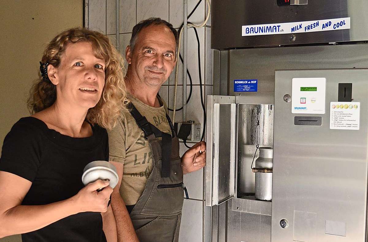 Ulrich und Angelika Holzäpfel haben  ihre neue Milchtankstelle in Betrieb genommen. Foto: Selent-Witowski