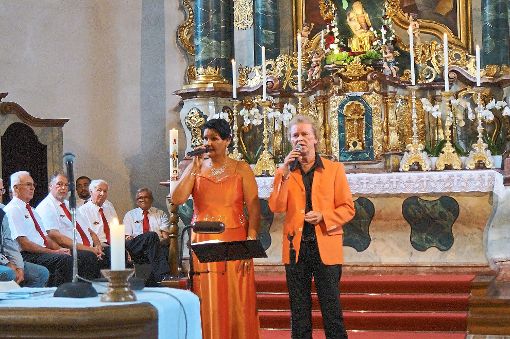 Sarah Gihr und Walter Dannecker umrahmen mit ihren Liedern die Lobpreisfeier auf dem  Palmbühl.  Foto: Seeburger Foto: Schwarzwälder-Bote