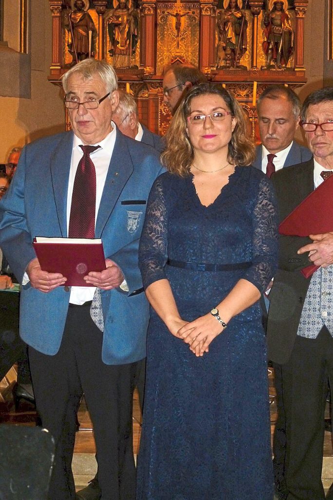 Vorsitzender Herbert Schorp und Dirigentin Yanica Hristova laden ein zum Adventskonzert am 7. Dezember.