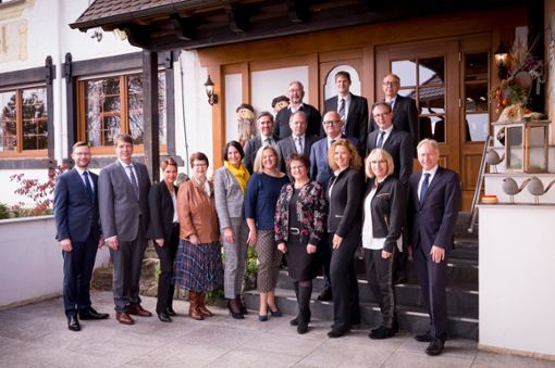 Langjährige Mitarbeiter sind bei der Volksbank Albstadt eG geehrt worden. Foto: Bartolec Foto: Schwarzwälder Bote