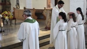 Neupriester Josua Schwab verteilt  Primizsegen