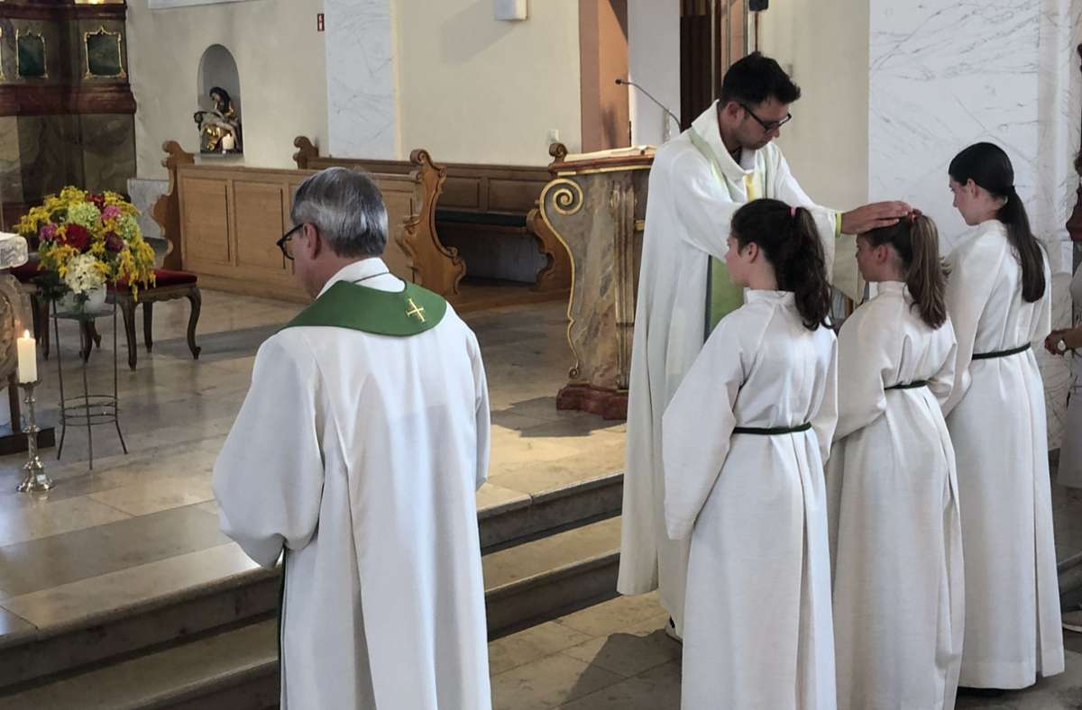 Besonderer Gottesdienst in Ringsheim: Neupriester Josua Schwab verteilt  Primizsegen