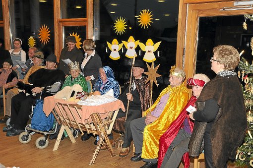 Im Hehl-Stift führten Senioren ein Krippenspiel für Bewohner und Gäste auf.  Foto: Frütel Foto: Schwarzwälder-Bote