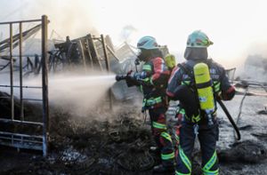 Die Feuerwehr beim Löschen des Brandes. Foto: dpa/Thomas Warnack