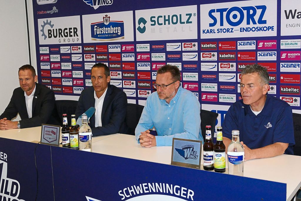Der neue Wild-Wings-Geschäftsführer Christoph Sandner (Zweiter von links) wird vorgestellt von (von links) Sportmanager Jürgen Rumrich, Gesellschafter Michael Werner und Kai Blandin (Presse- und Öffentlichkeitsarbeit).