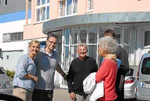 Gaetano Cristilli (links) und Werner Harder, jeweils mit ihren Ehefrauen, hielten nach dem ersten Räumungstermin am Injoy Manöverkritik – scheinbar war das von Erfolg gekrönt. Foto: Spitz